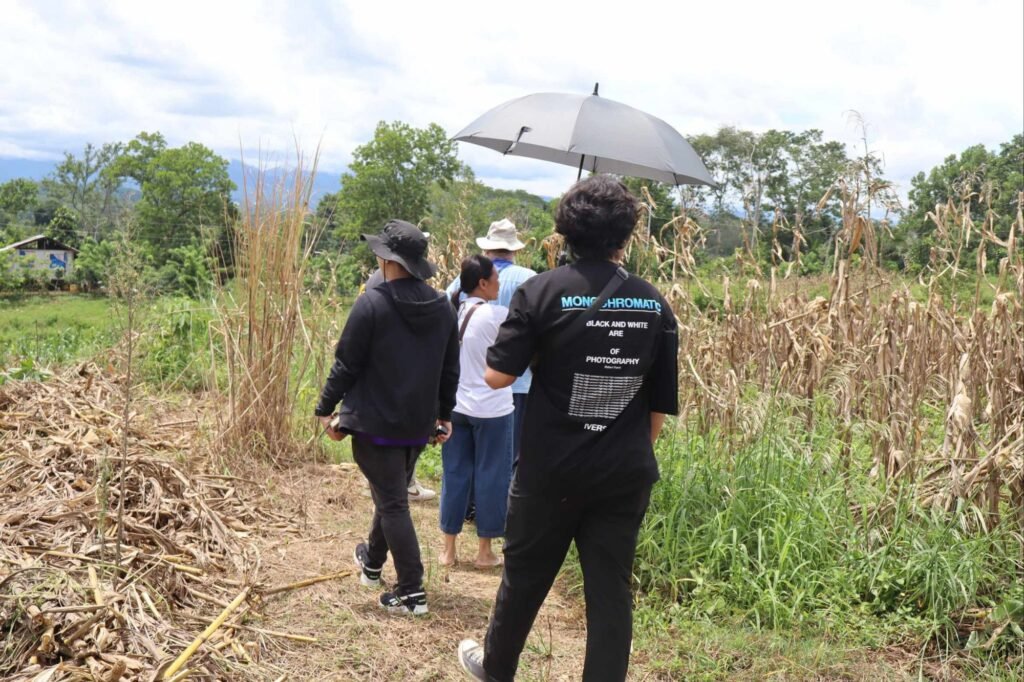 🚧 how contractors can spot toxic clients: a real case study from cagayan de oro 8 Contractor presenting notes while discussing with client in farmland.