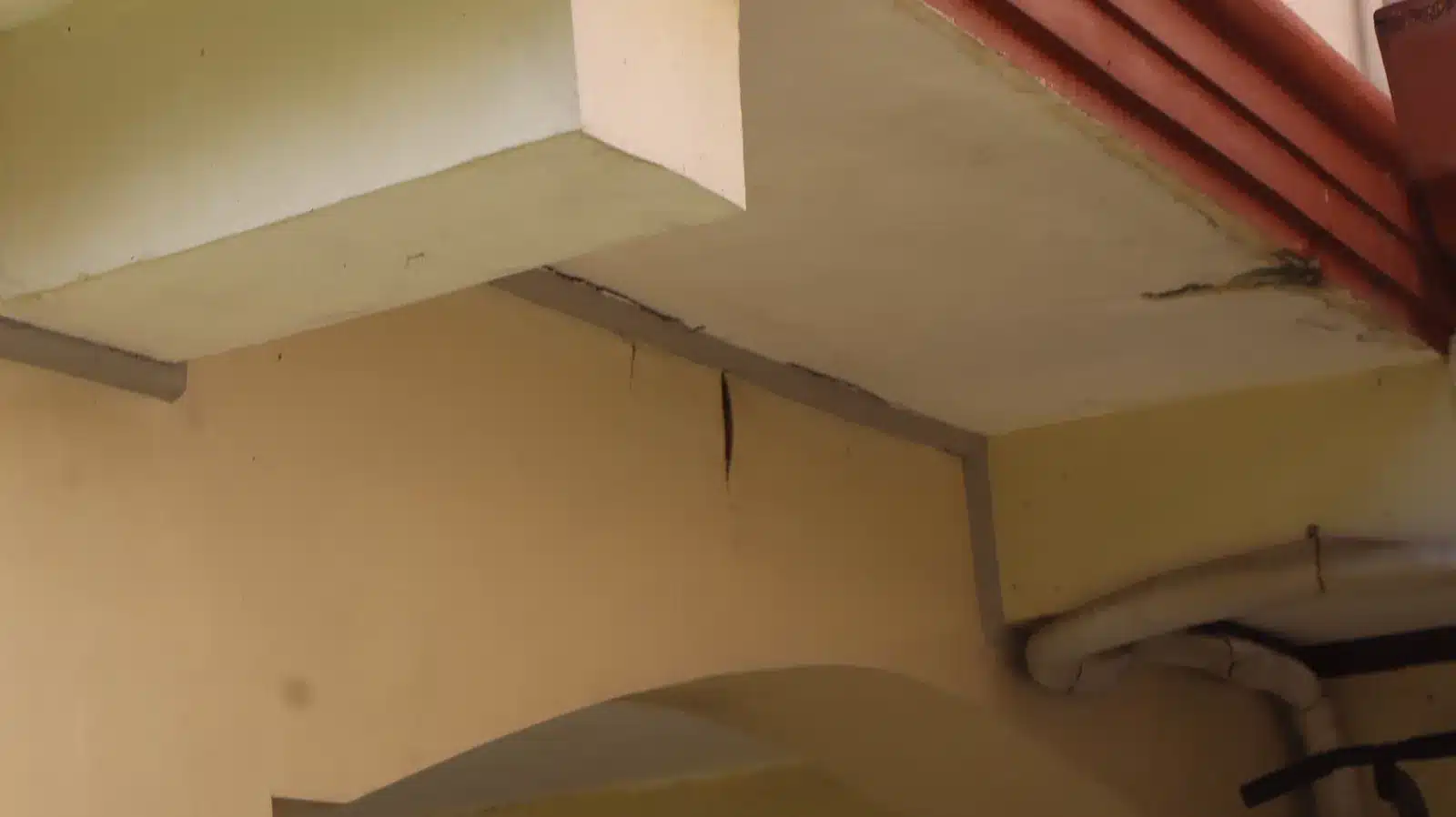 Property condition assessment & indicative value range: camella gran europa, lumbia, cagayan de oro 5 Vertical crack in a painted wall below a beam with water staining along the slab and eave edge, camella gran europa house, cagayan de oro