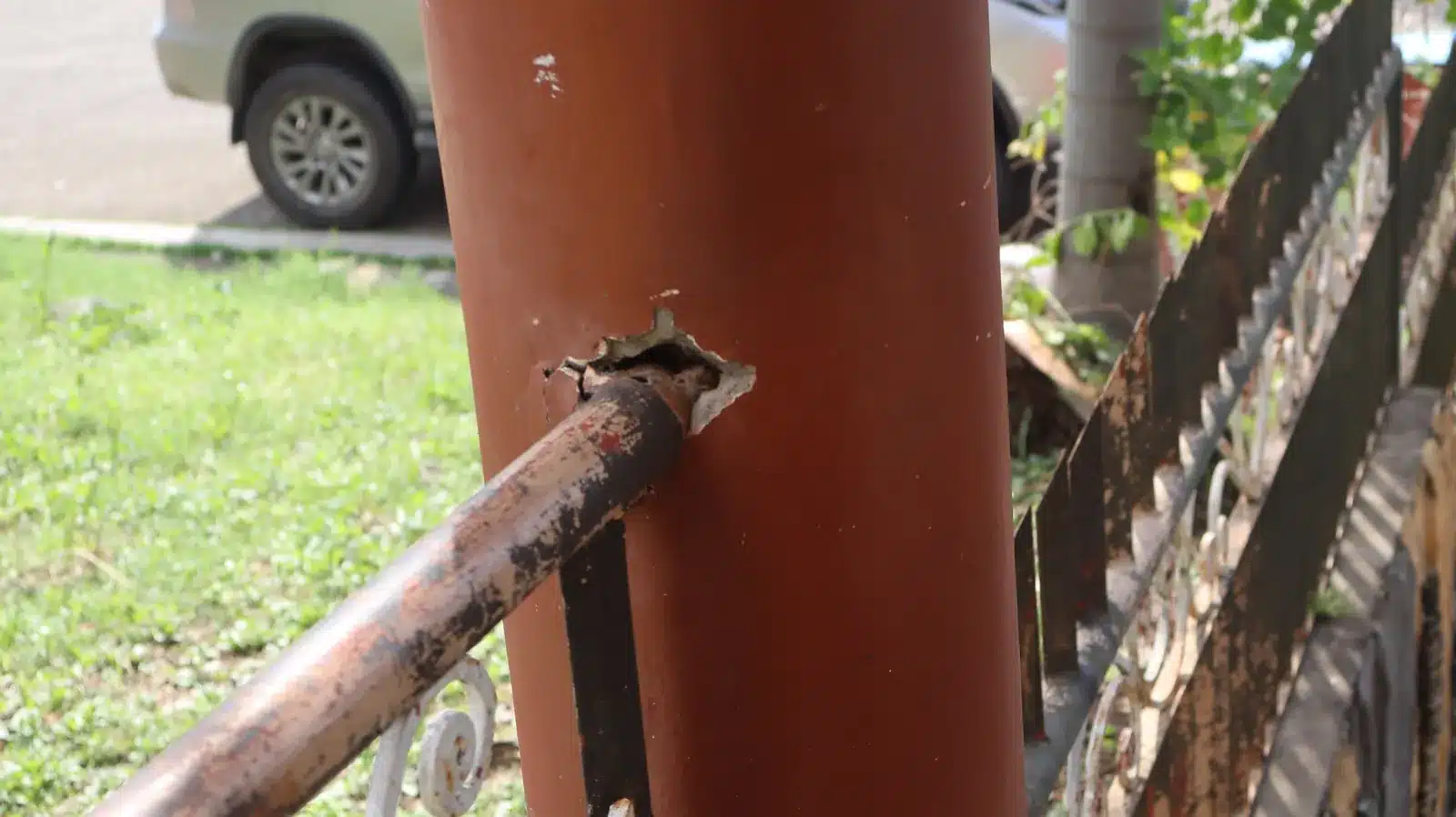 Property condition assessment & indicative value range: camella gran europa, lumbia, cagayan de oro 11 Rusted steel railing embedded in a red-painted concrete column with chipped concrete at the opening, camella gran europa house, cagayan de oro