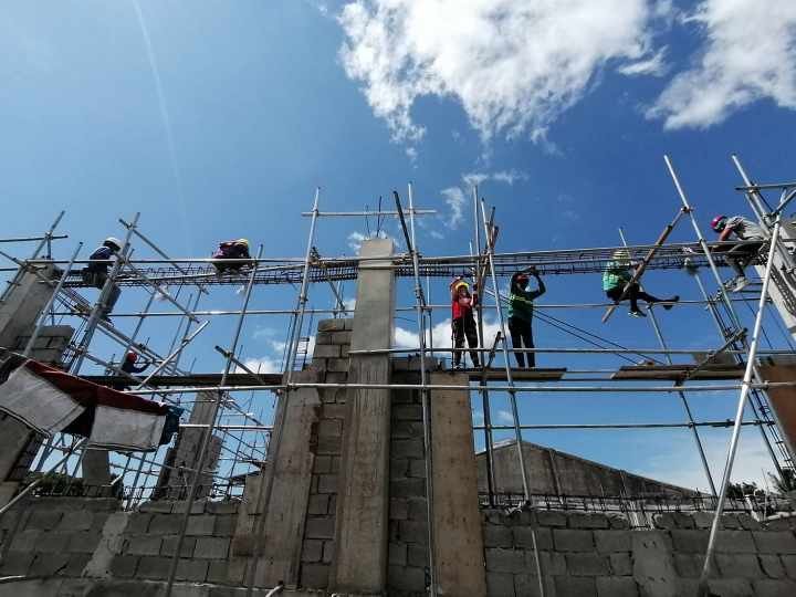 Northern mindanao fire safety 2026: what cdo builders should learn from 644 fire incidents 3 Workers perform elevated scaffold construction at a jmg limketkai project